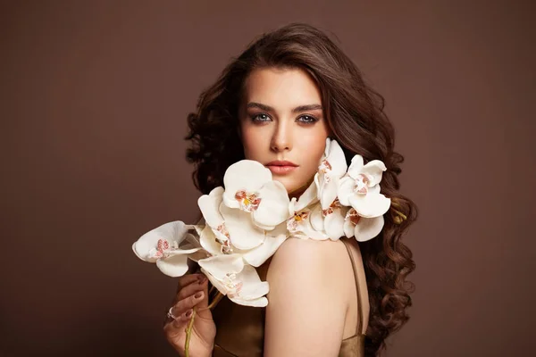 Underbar Kvinna Med Vackra Långa Vågiga Hår Med Vita Blommor — Stockfoto
