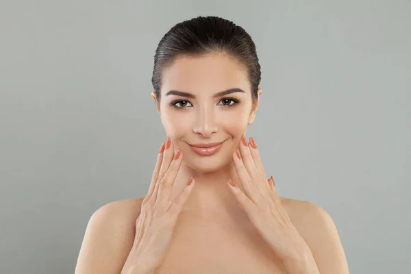 Mujer Modelo Feliz Sosteniendo Las Manos Perfectas Con Manicura Sobre — Foto de Stock