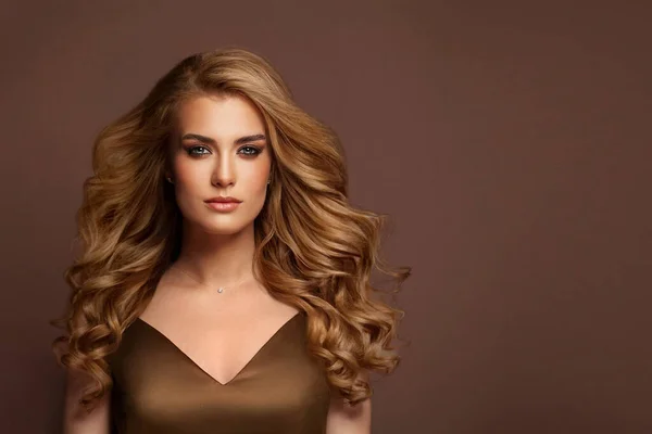 茶色の背景に長い健康な波状の生姜の髪を持つ完璧な若いモデルの女性 ヘアケアのコンセプト — ストック写真