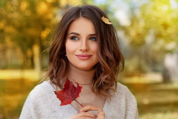 Атмосферная Фотография Молодой Привлекательной Женщины Длинной Прической Боба Осеннем Пейзаже — стоковое фото