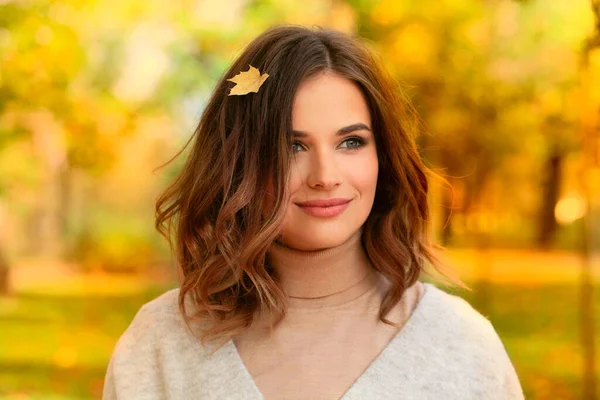 Mulher Outono Com Queda Folha Amarela Seu Cabelo Ouro Ensolarado — Fotografia de Stock