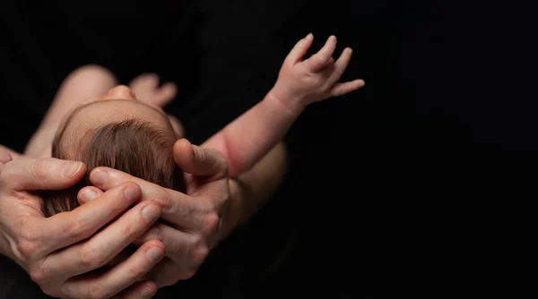 Neonato Nelle Mani Dei Suoi Padri Sfondo Nero Con Spazio — Foto Stock