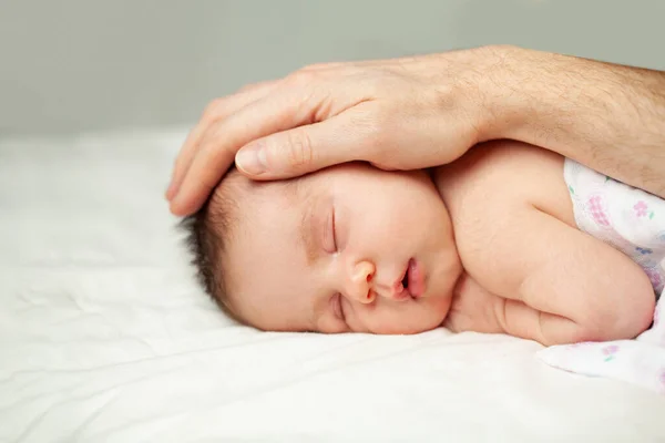 Small Newborn Baby Daddy Hand — Stock Photo, Image