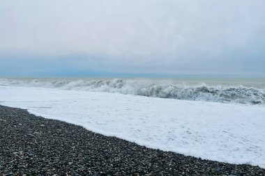 Güzel gökyüzü bulutları ve denizdeki dalgalar