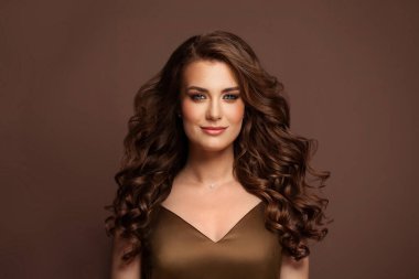 Şanlı bayan. Derin kahverengi arka planda uzun dalgalı saçları olan mükemmel bir kadın.