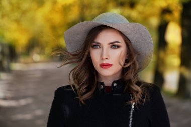 Sonbaharda dışarıda yürüyen hoş bir genç bayan.