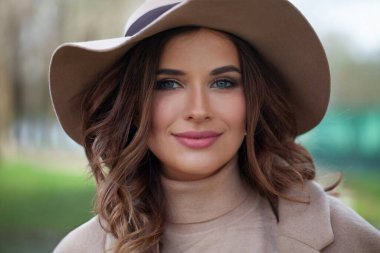 Gülümseyen kadın model. Güzel esmer kadın açık havada