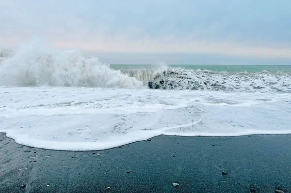 黒海の砂と青い波 ロマンチックな風景 — ストック写真