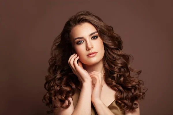 Weibliches Gesicht Schöne Frau Mode Modell Mit Langen Braunen Frisur — Stockfoto