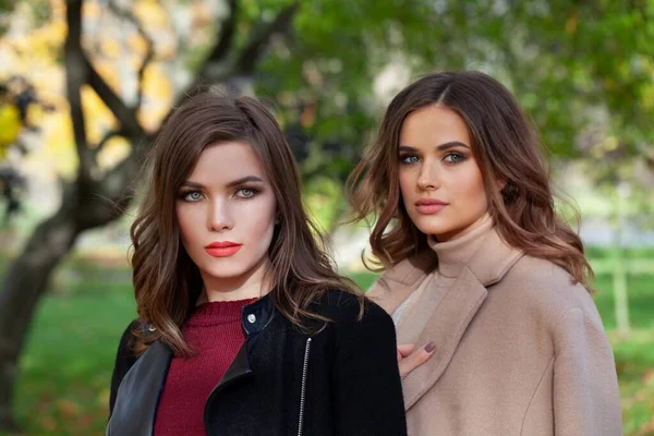 Zwei Stilvolle Modelfrauen Porträt Freien — Stockfoto