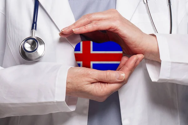 Médecin Islandais Tenant Coeur Avec Drapeau Origine Islandaise Santé Charité — Photo