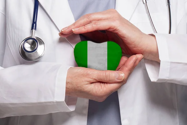 Nigerijský Lékař Drží Srdce Vlajkou Nigérie Pozadí Zdravotnictví Charita Pojištění — Stock fotografie