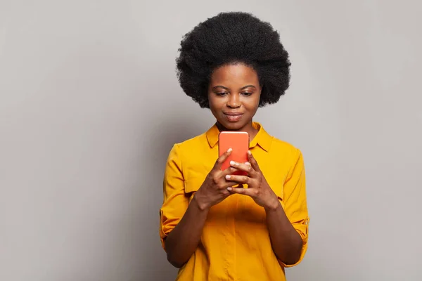 Fröhlich Freundlich Aussehende Frau Sendet Nachrichten Surft Internet Nutzt Smartphone — Stockfoto