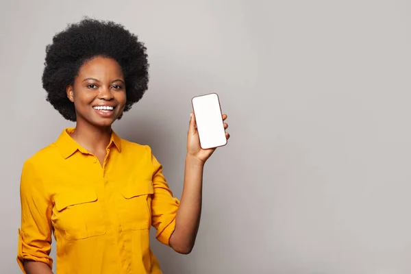 Glückliche Schwarze Frau Zeigt Leeren Leeren Bildschirm Smartphone Vor Weißem — Stockfoto
