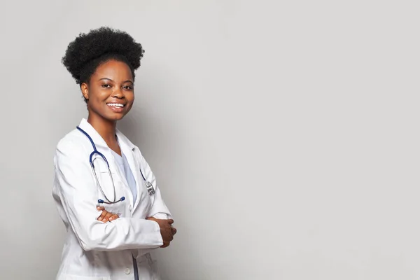 Feliz Bonito Médico Fêmea Casaco Médico Com Braços Cruzados Fundo — Fotografia de Stock