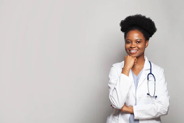 Retrato Mulher Negra Médico Com Estetoscópio Sobre Fundo Branco — Fotografia de Stock