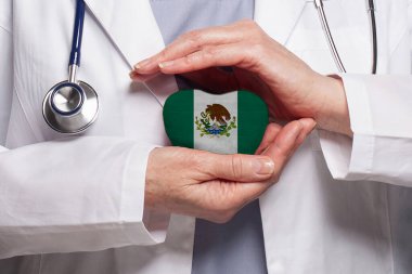 Meksika bayrağı taşıyan Meksikalı bir doktor. Sağlık, yardım, sigorta ve tıp konsepti
