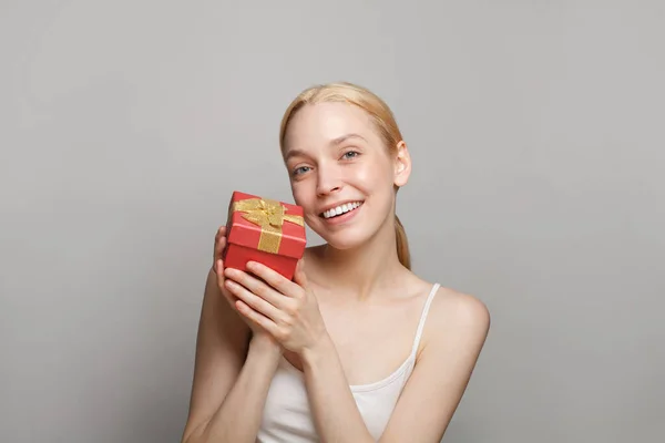 Улыбающаяся Молодая Изумительная Очаровательная Женщина Подарком Красной Коробки Подарка Белом — стоковое фото