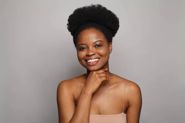 Mulher Negra Atraente Com Sorriso Bonito Retrato Pele Limpa Saudável — Fotografia de Stock