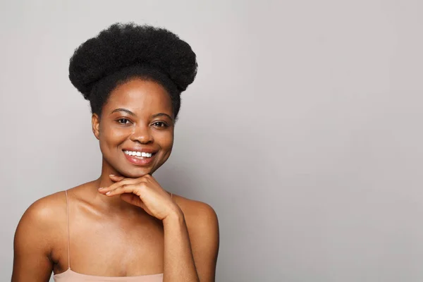 完美的年轻黑人女人笑着 面部治疗 温泉和美容概念 — 图库照片