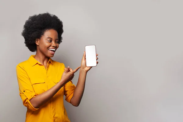Aufgeregte Junge Frau Zeigt Auf Leeres Leeres Smartphone Auf Weißem — Stockfoto