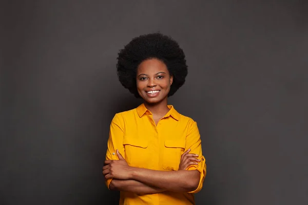 Mooie Vrolijke Vrouw Geel Shirt Glimlachende Staande Armen Gekruist Zwarte — Stockfoto