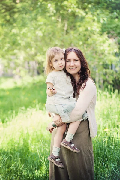 Retrato Una Madre Con Hija Años Familia Feliz Aire Libre — Foto de Stock