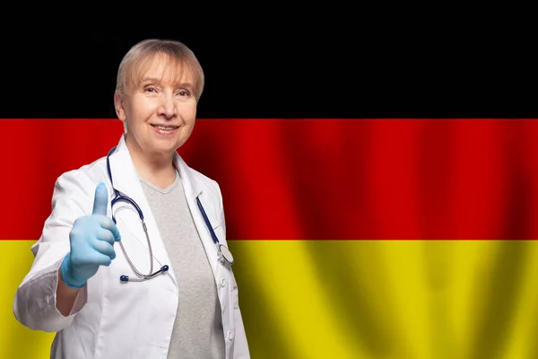 Almanya Bayrağında Steteskop Tutan Alman Gülümseyen Olgun Doktor Kadın — Stok fotoğraf