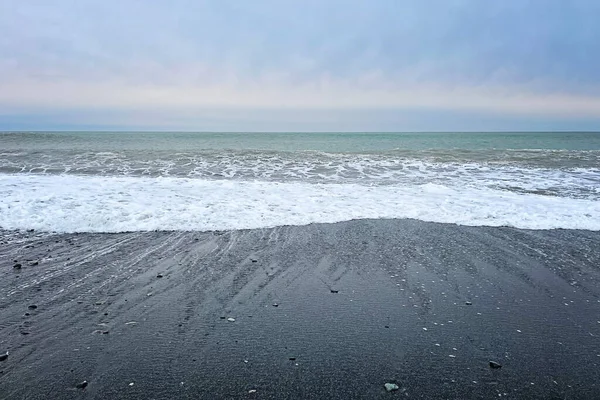 北欧沿岸 空と黒砂のビーチ — ストック写真
