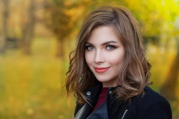 Счастливая Симпатичная Молодая Женщина Парке Солнечный Осенний День — стоковое фото