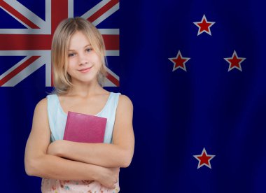 Yeni Zelanda bayrağında güzel sarışın kız öğrenci portresi. Yeni Zelanda 'da eğitim ve okul kavramı