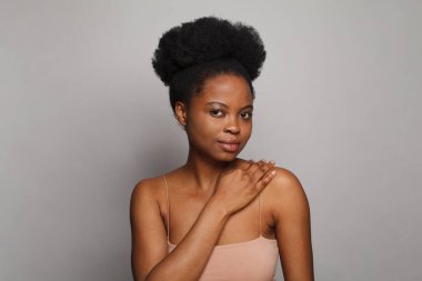 Genç spa kadını esmer model portresi. Cilt bakımı ve yüz tedavisi kavramı