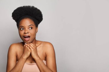 Heyecanlı, mutlu, beyaz arka planda bir kadın spa modeli. Yüz bakımı, spa, sağlık ve cilt bakımı konsepti