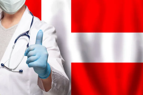 デンマークの医師の手は デンマークの背景のフラグに肯定的なジェスチャーを親指を表示 — ストック写真