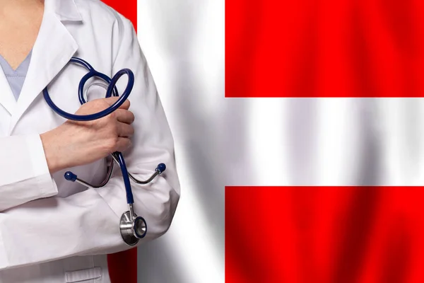 Danimarka Tıbbı Sağlık Hizmeti Konsepti Doktor Danimarka Bayrağına Yaklaşın — Stok fotoğraf