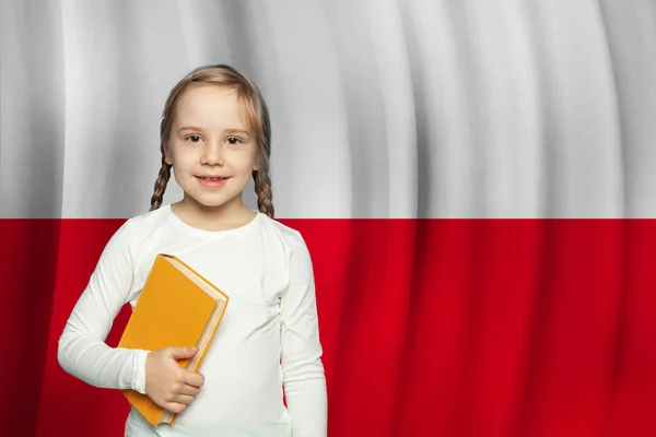 Nettes Neugieriges Kleines Schulmädchen Vor Polnischem Flaggenhintergrund Bildung Polen — Stockfoto