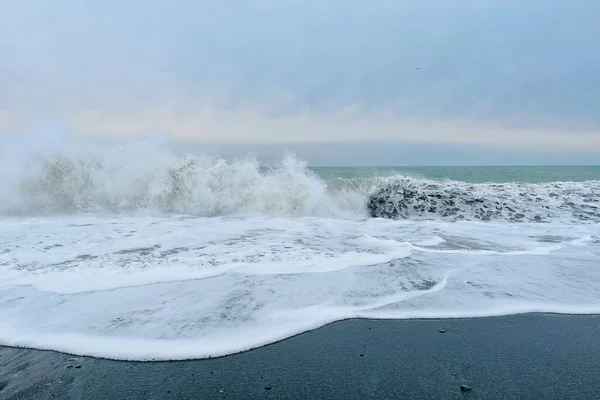 雲の下の海の波背景 — ストック写真