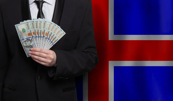 Isländsk Affärsman Håller 100 Dollarsedlar Mot Flagga Island Bakgrund — Stockfoto