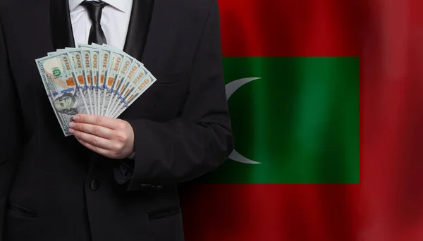 Dollar Sedlar Sedlar Pengar Sedlar Handen Mot Flagga Maldivernas Bakgrund — Stockfoto