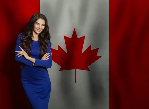 在加拿大国旗背景上的时尚微笑的女人 — 图库照片
