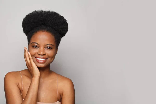 Feliz Mulher Modelo Bonita Sorrindo Olhando Para Câmera Fundo Branco — Fotografia de Stock