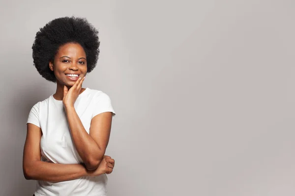 Alegre Feliz Morena Mulher Vestindo Casual Branco Shirt Sorrindo Contra — Fotografia de Stock