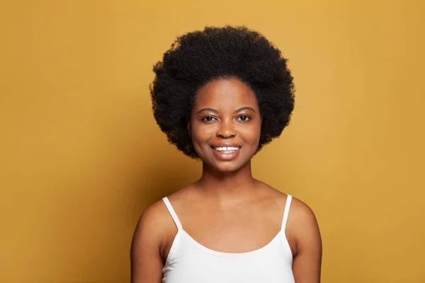 年轻的黑人妇女黑发肖像 — 图库照片