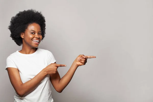 Mulher Alegre Branco Vazio Shirt Apontando Dedos Estúdio Branco Parede — Fotografia de Stock