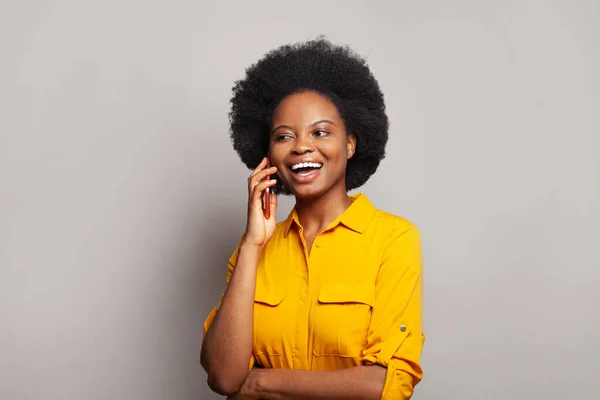 Hübsche Schwarze Frau Lacht Während Sie Mit Dem Smartphone Spricht — Stockfoto