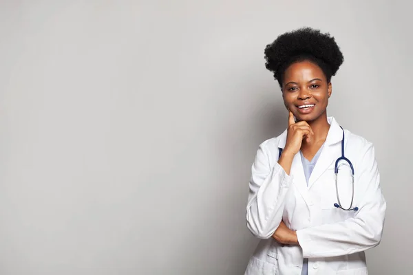 Médico Feliz Enfermeira Com Estetoscópio Sorrindo Fundo Branco — Fotografia de Stock