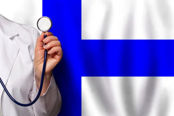 Mano Trabajador Médico Finlandés Con Estetoscopio Bandera Finlandia Fondo —  Fotos de Stock