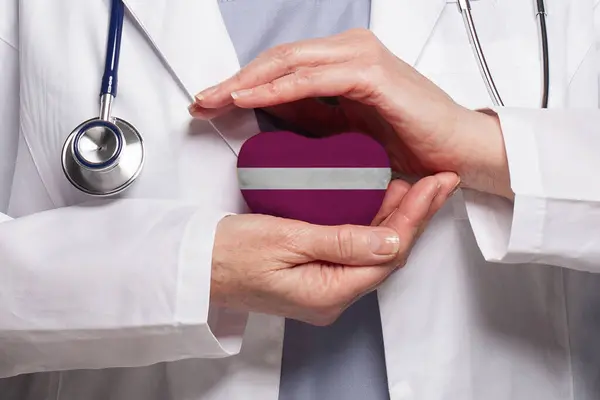 Lotyšský Lékař Drží Srdce Vlajkou Lotyšska Pozadí Zdravotnictví Charita Pojištění — Stock fotografie