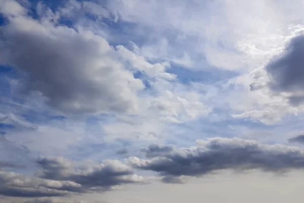 Nubes Esponjosas Blancas Flotando Sobre Fondo Azul Del Cielo — Foto de Stock