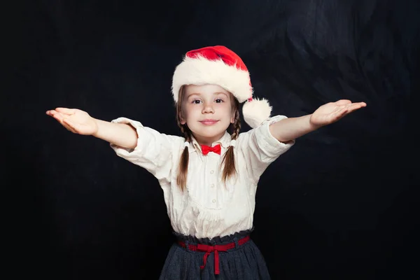 Bambina Cappello Babbo Natale Divertirsi Sfondo Lavagna Vuota Con Spazio — Foto Stock